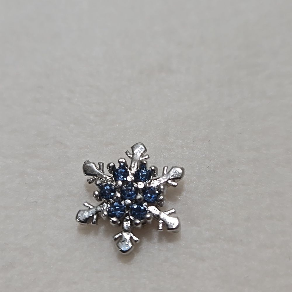 Silver Snowflake Pendant - Picture 3 of 3